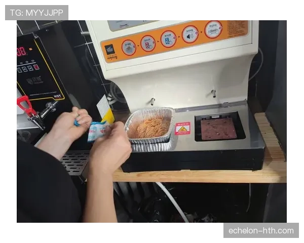 林孝埈在便利店门口啃泡面，旁边放着闪到不真实的名牌购物袋